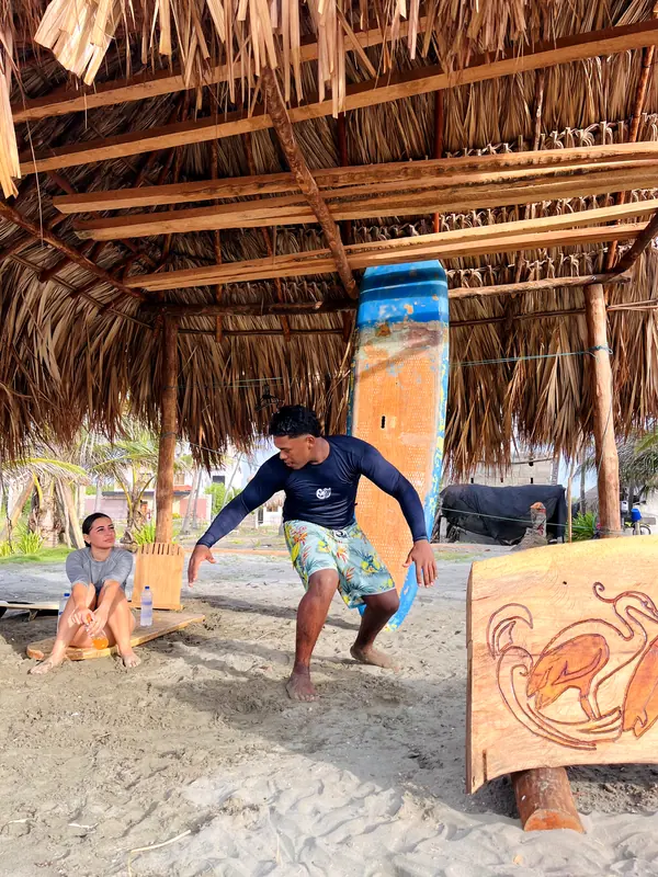 Instructor mostrando la posición del pop-up bajo el kiosco