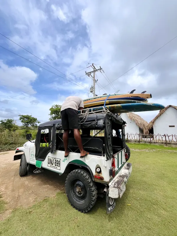 Tablas cargadas en el techo del jeep Willys