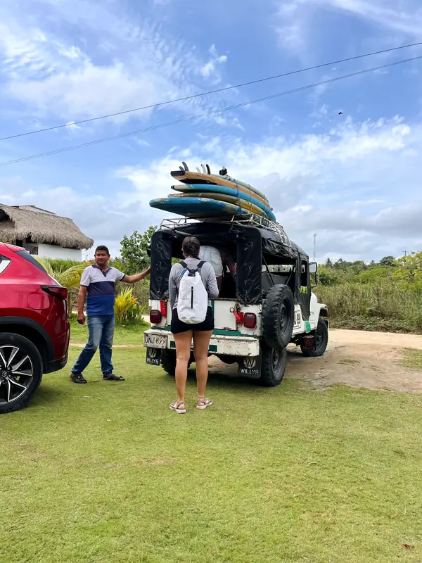 Integrante del equipo preparando la salida en jeep